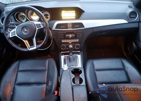 2012 Mercedes-Benz C 250 z USA, uszkodzony, nr VIN WDDGF4HB0CR221114